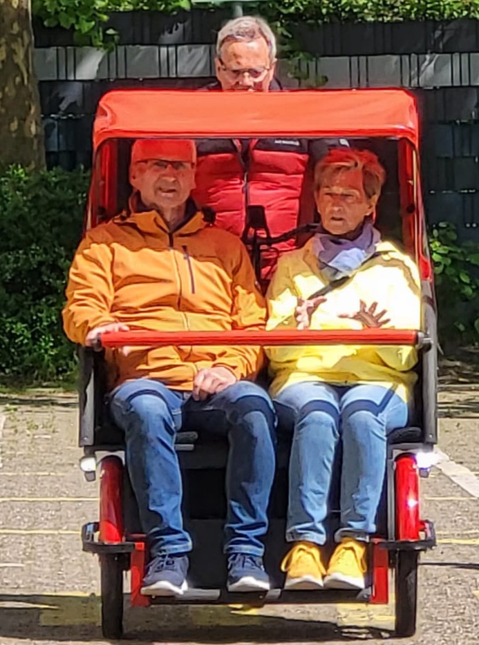 Zufriedene Senioren dürfen Datteln mal anders erleben Zufriedene Senioren unterwegs in der RIKSCHA